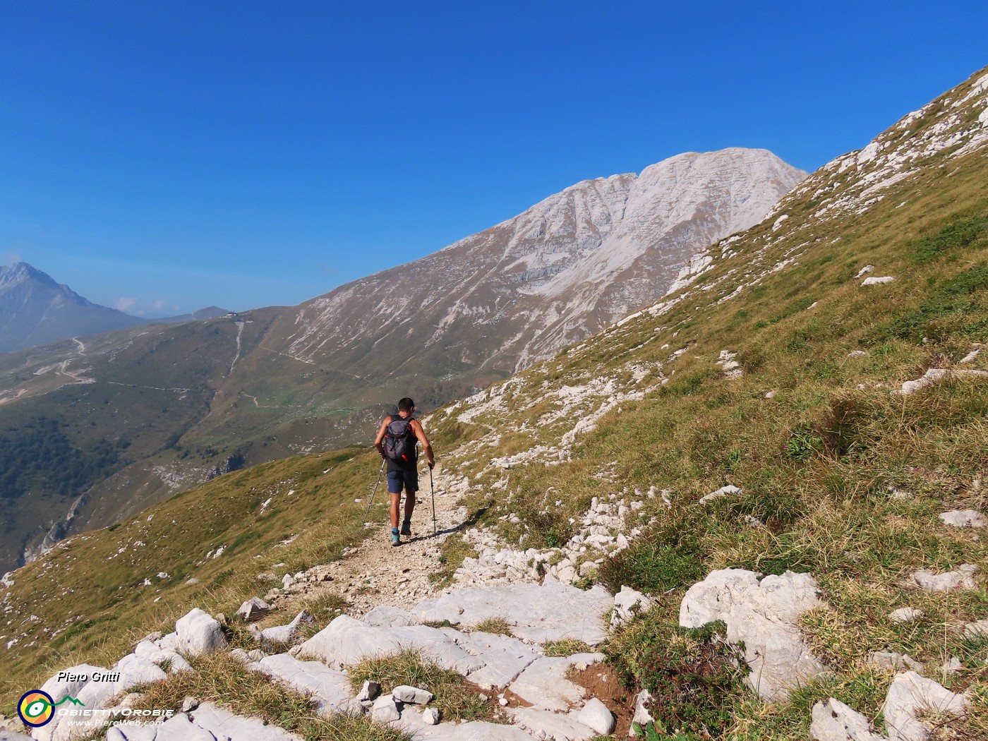 56 Sul sent. 237 dalla Bocchetta di Grem alla Bocchetta di Cimetto.JPG